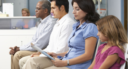 Patienten warten im Wartezimmer