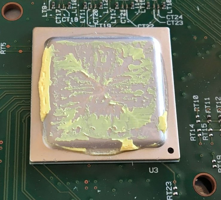 Rückstände von Epoxid-Thermal Paste auf einer IC