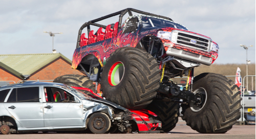 モンスタートラックが車を破壊