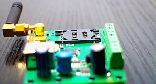 Conception RF embarquée : Antennes à Puce Céramique vs Antennes de Piste de circuits imprimés