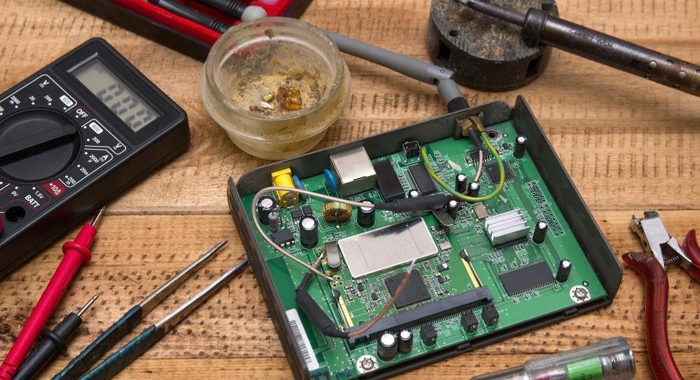 PCB auf einem Tisch mit Elektronik-Reparaturwerkzeugen