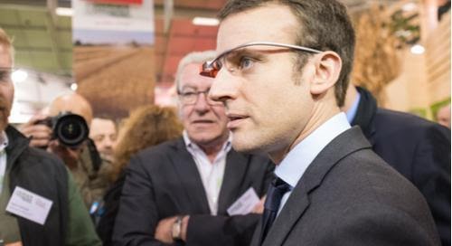 Emmanuel Macron, wie er eine Google Glass-Datenbrille trägt